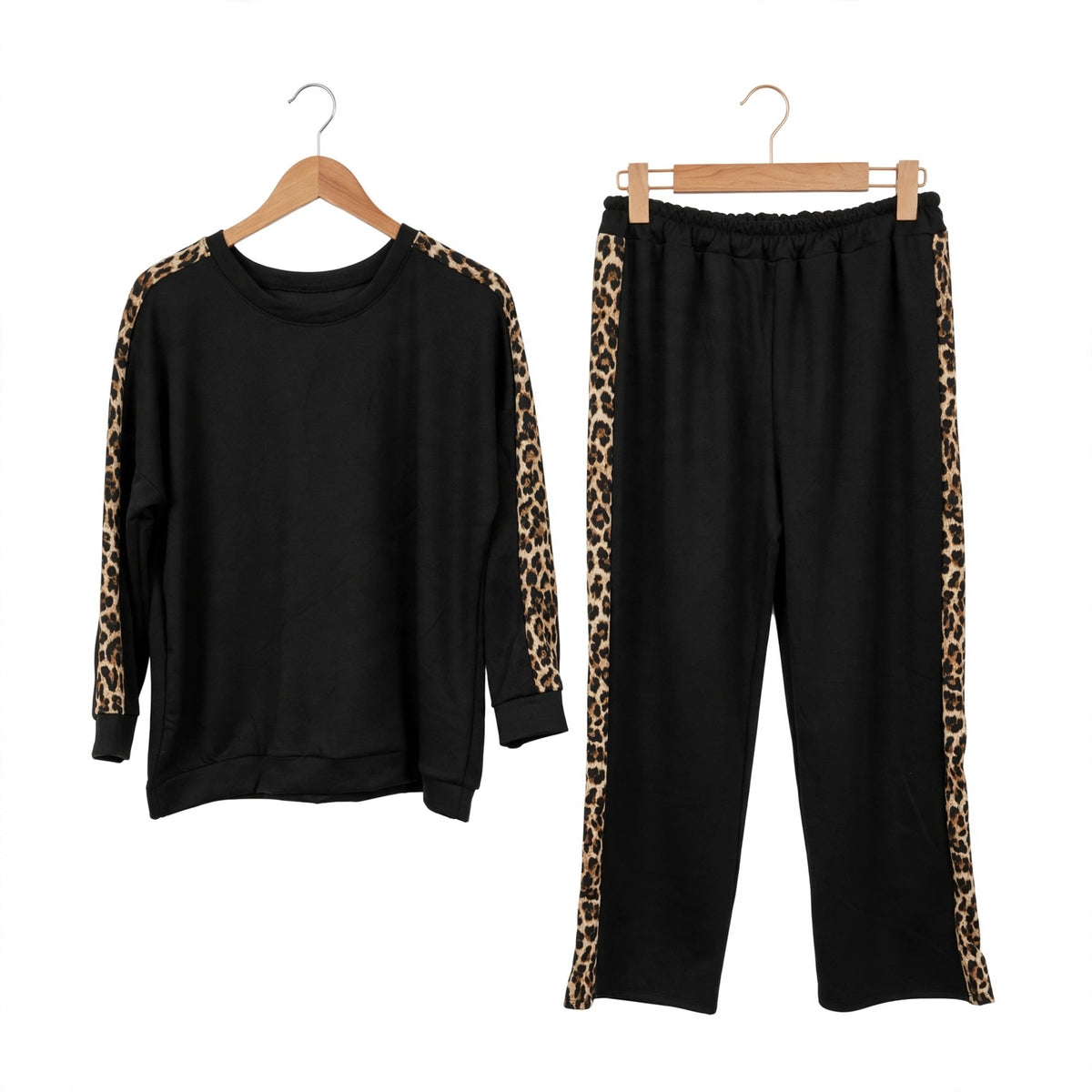 Conjunto deportivo las cucadas de erisa negro de dos piezas con detalles laterales de estampado animal print