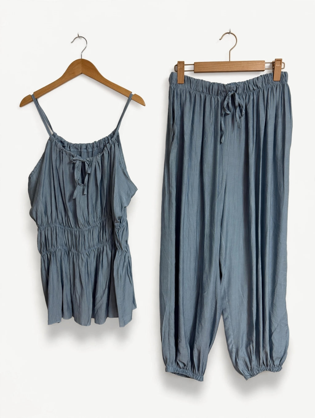 Conjunto de dos piezas azul de las cucadas de erisa con top de tirantes fruncido y pantalón holgado de tejido ligero