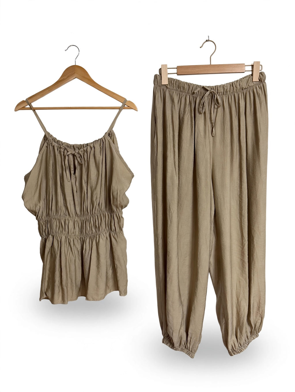 Conjunto de dos piezas las cucadas de erisa en color beige, top con fruncido y lazo, pantalón holgado con cintura elástica