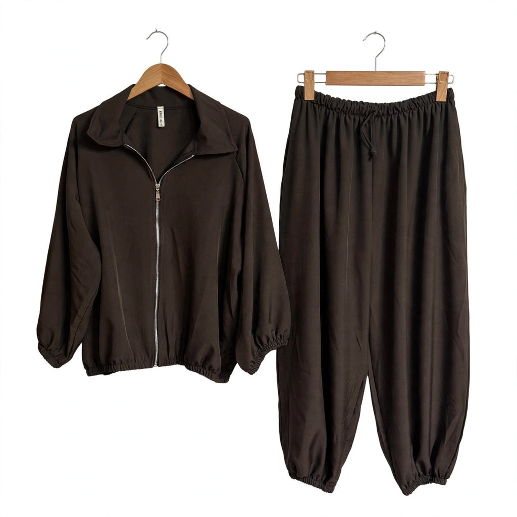 Conjunto de dos piezas las cucadas de erisa en color marrón oscuro con chaqueta de cremallera y pantalón holgado