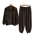 Conjunto de dos piezas las cucadas de erisa en color marrón oscuro con chaqueta de cremallera y pantalón holgado