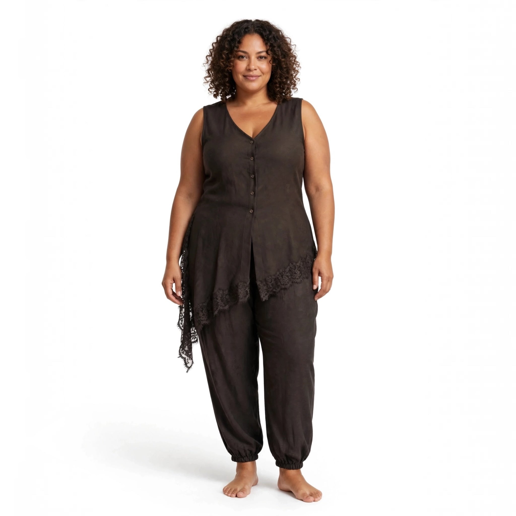 Modelo con conjunto marrón de las cucadas de erisa, blusa asimétrica sin mangas con encaje y pantalón estilo jogger