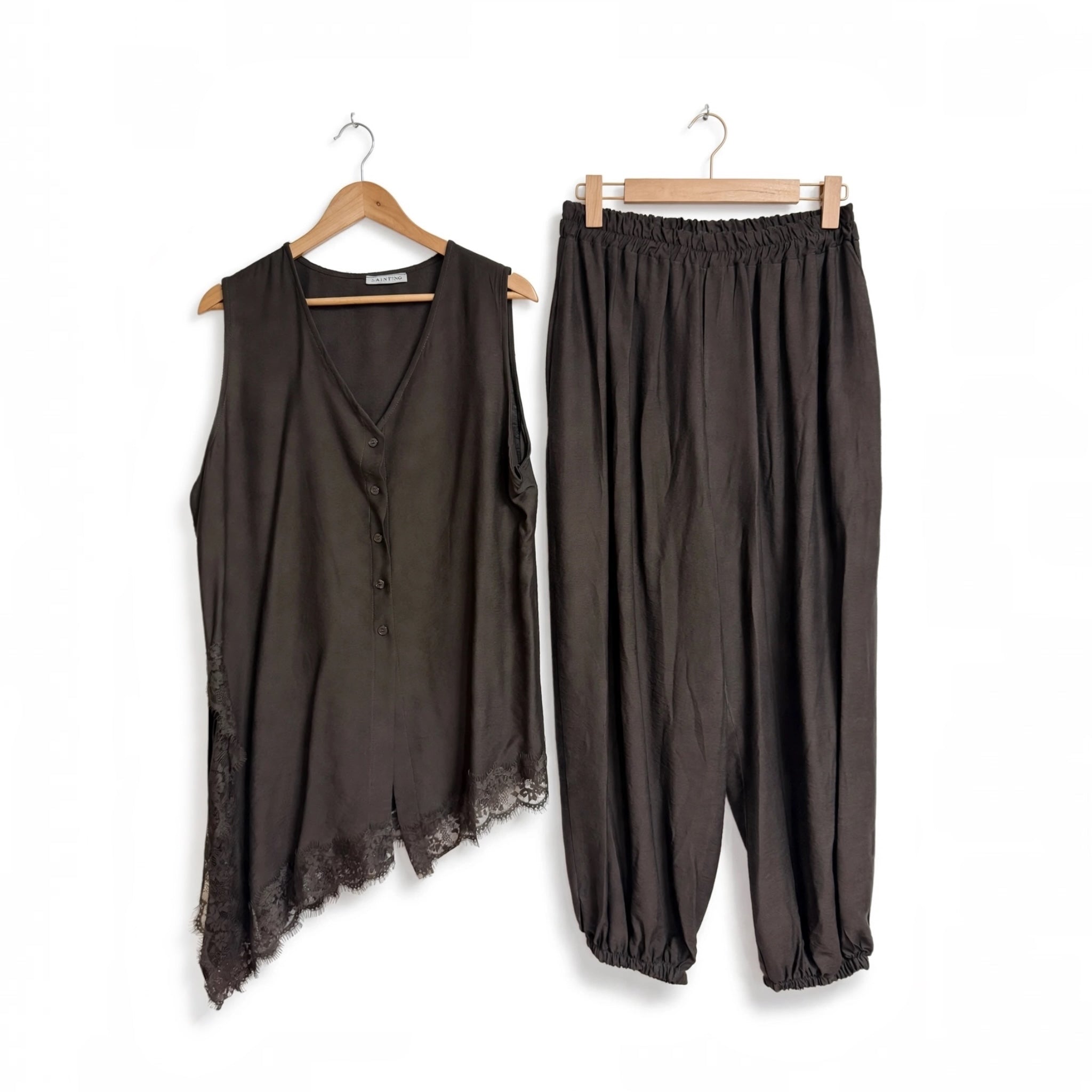 Conjunto las cucadas de erisa de blusa asimétrica sin mangas con encaje y pantalón jogger en color marrón oscuro