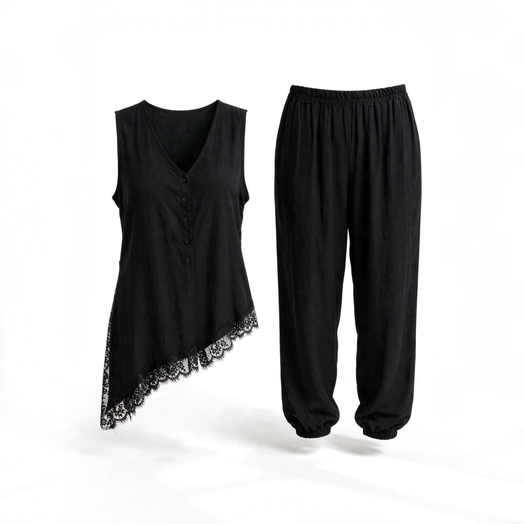 Conjunto negro de las cucadas de erisa con blusa asimétrica sin mangas, detalles de encaje y pantalón tipo jogger.