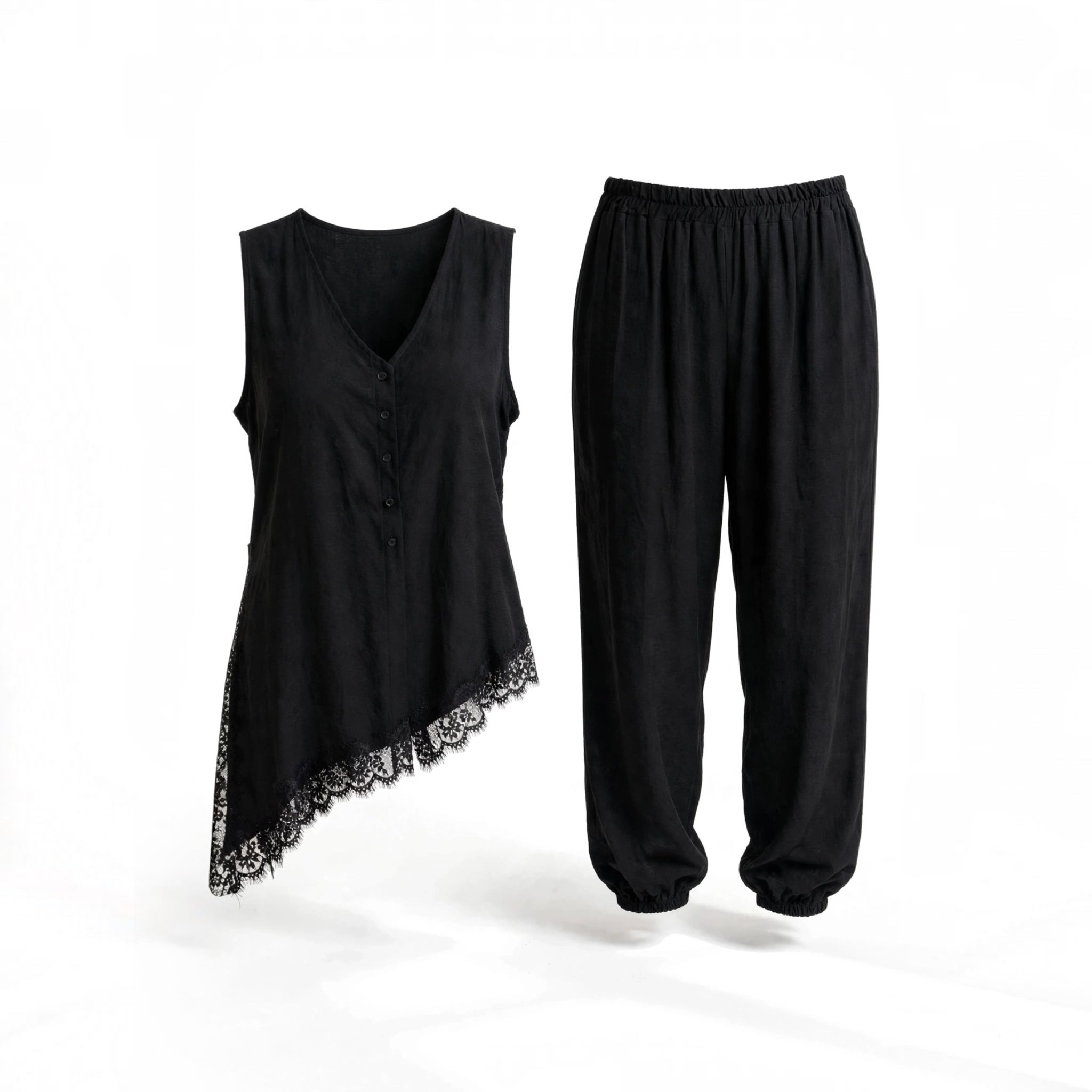 Conjunto negro de las cucadas de erisa con blusa asimétrica sin mangas, detalles de encaje y pantalón tipo jogger.
