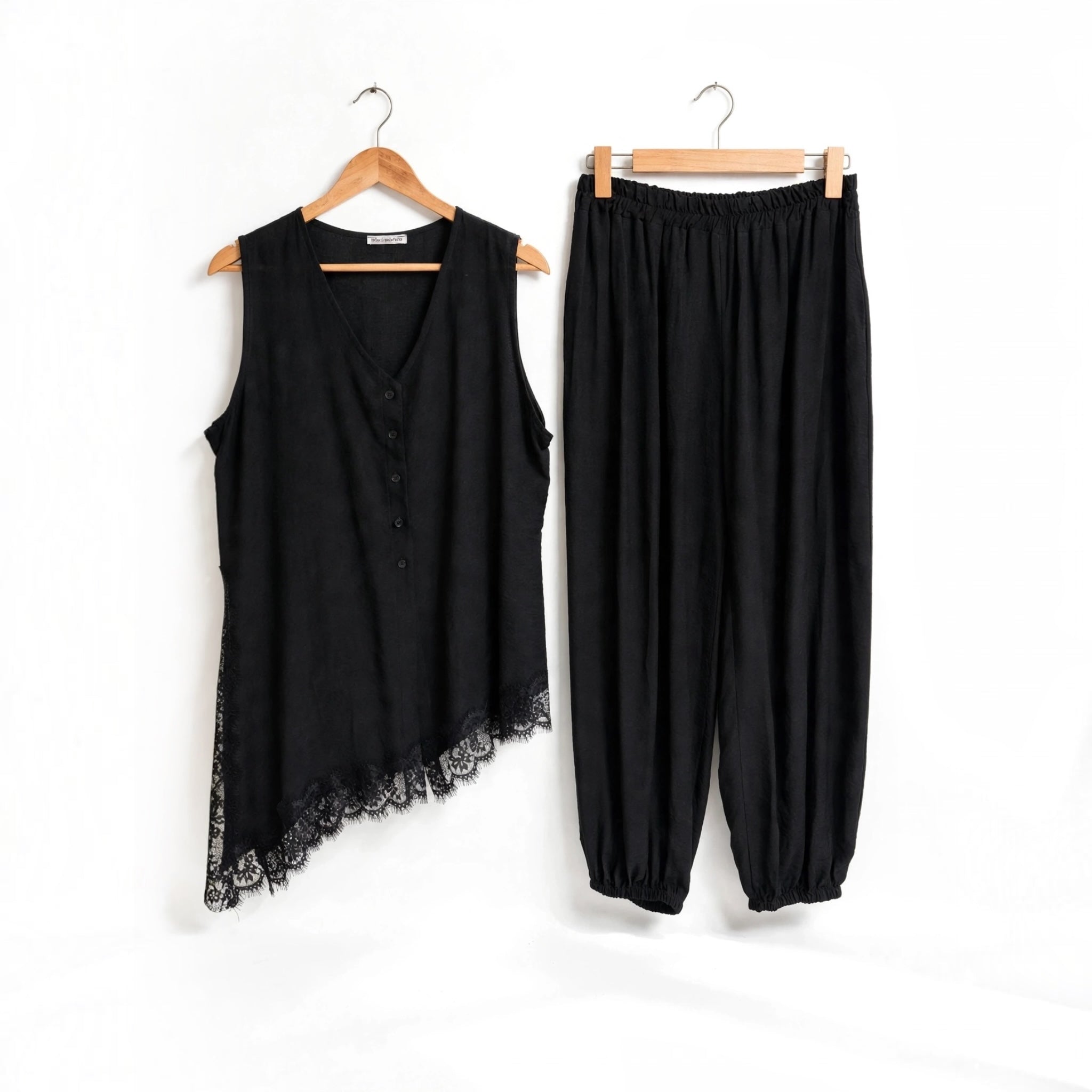 Conjunto negro de dos piezas las cucadas de erisa con blusa asimétrica de encaje y pantalón estilo jogger cómodo