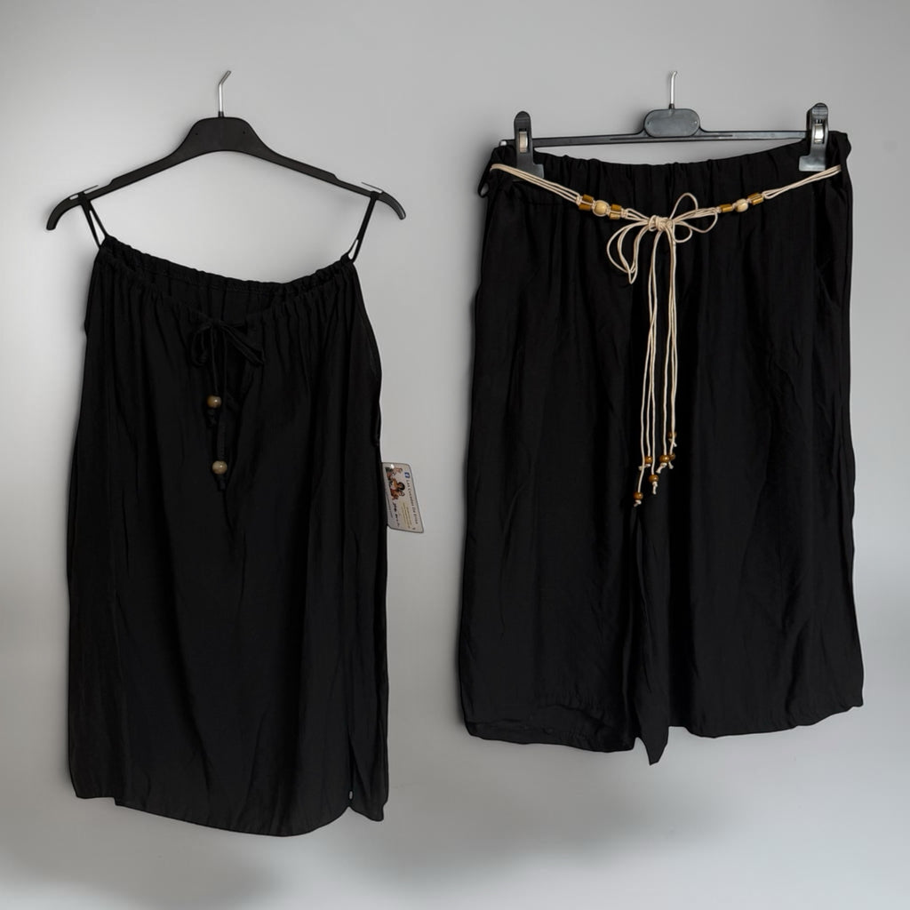 Conjunto de dos piezas negro las cucadas de erisa con blusa de tirantes y shorts con detalles de cuentas de madera