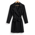 Gabardina negra las cucadas de erisa con doble botonadura, solapas clásicas y cinturón ajustable para mujer.