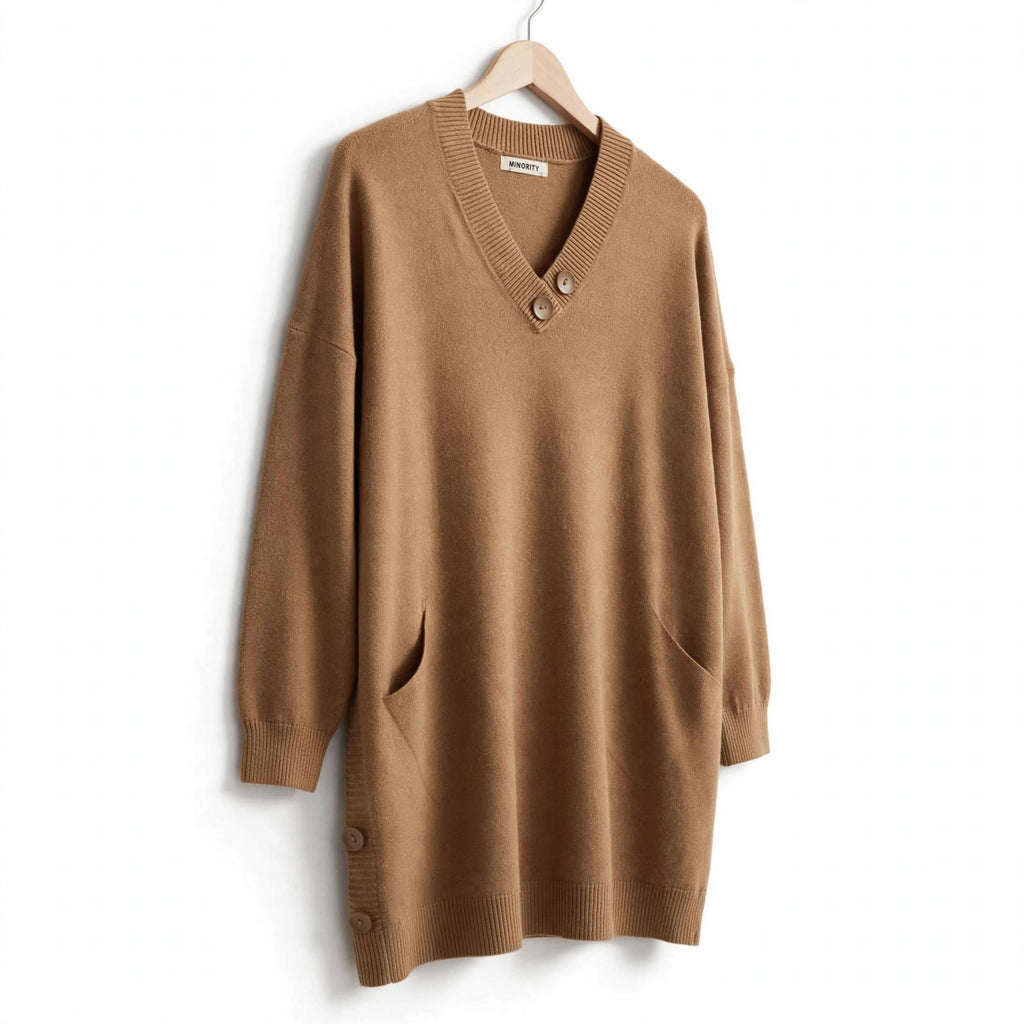 Jersey largo las cucadas de erisa color camel de punto con cuello en V, botones decorativos y bolsillos laterales.