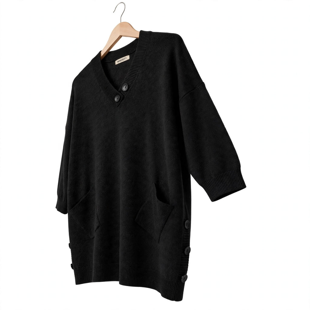 Jersey largo negro de las cucadas de erisa con cuello en V, bolsillos frontales y botones decorativos laterales
