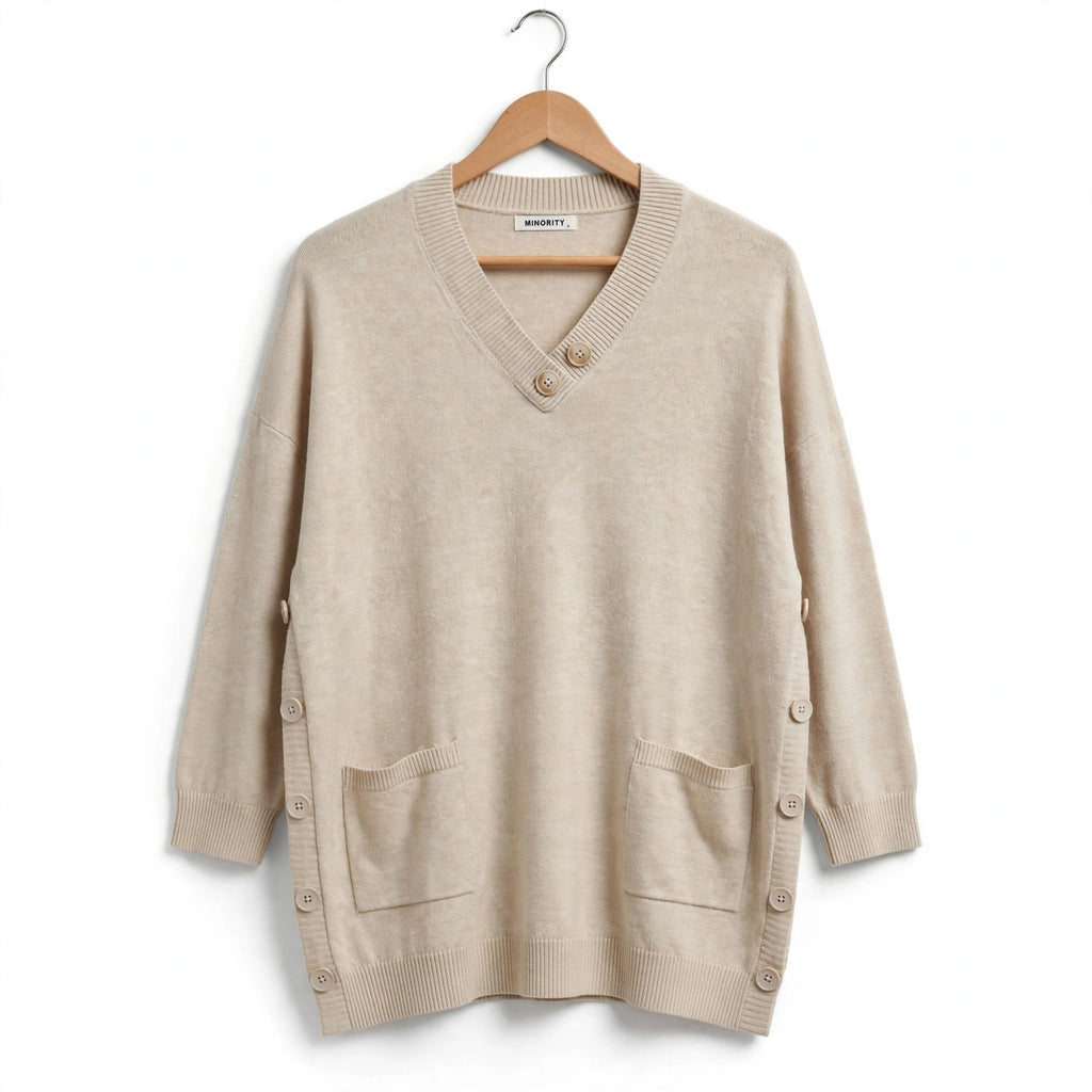 Jersey de punto las cucadas de erisa beige con cuello en V, botones decorativos, bolsillos frontales y laterales.