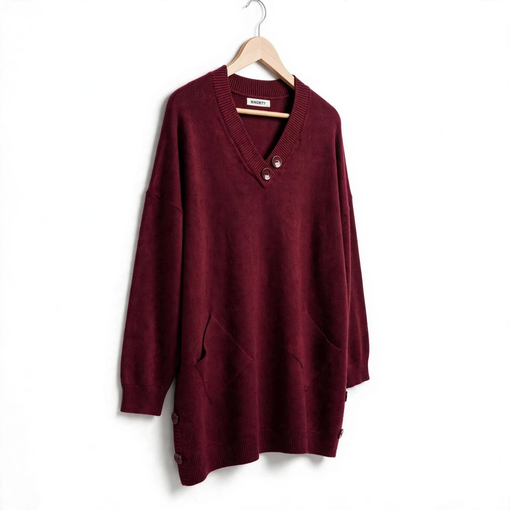 Jersey de punto las cucadas de erisa color burdeos con escote en V, bolsillos frontales y detalles de botones