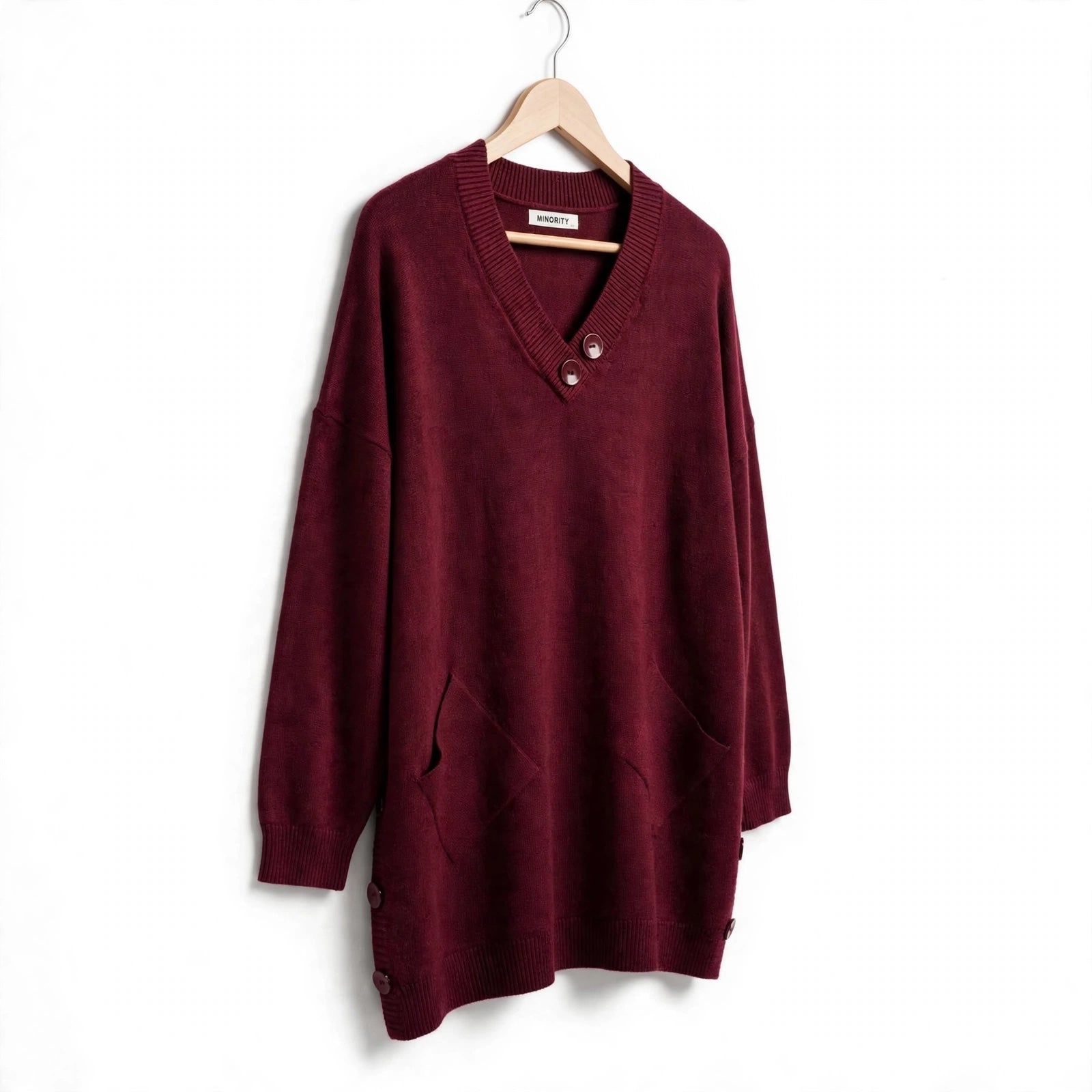 Jersey de punto las cucadas de erisa color burdeos con escote en V, bolsillos frontales y detalles de botones