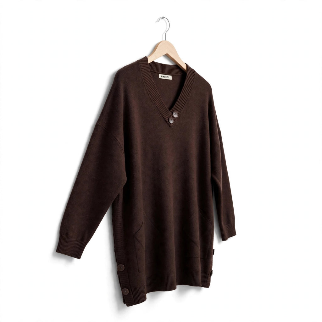 Jersey de punto las cucadas de erisa color marrón chocolate con cuello en V, botones decorativos y bolsillos