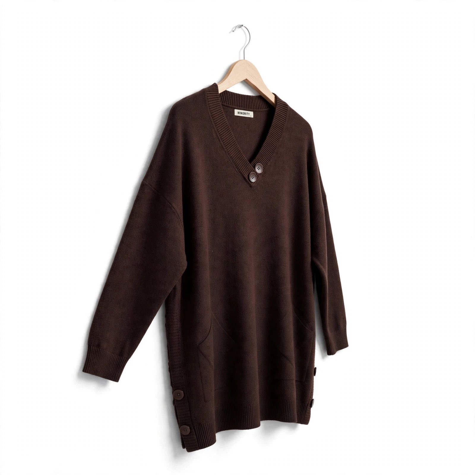 Jersey de punto las cucadas de erisa color marrón chocolate con cuello en V, botones decorativos y bolsillos