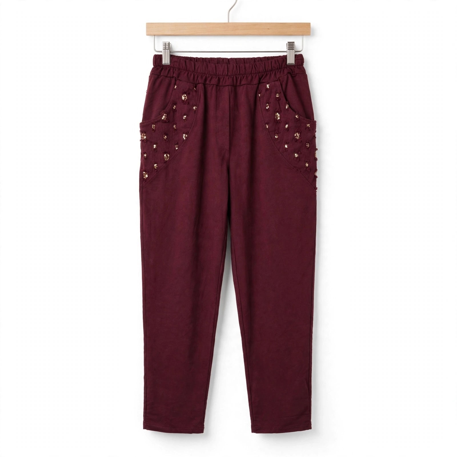 Pantalones las cucadas de erisa color burdeos con tacto ante, cintura elástica y bolsillos con lentejuelas y bordados.