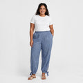 Modelo con pantalones las cucadas de erisa de cuadros azules, corte holgado, cintura elástica y lazos en los bajos.