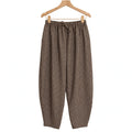 Pantalones las cucadas de erisa de corte holgado con estampado de cuadros vichy en tonos tierra y cintura elástica.