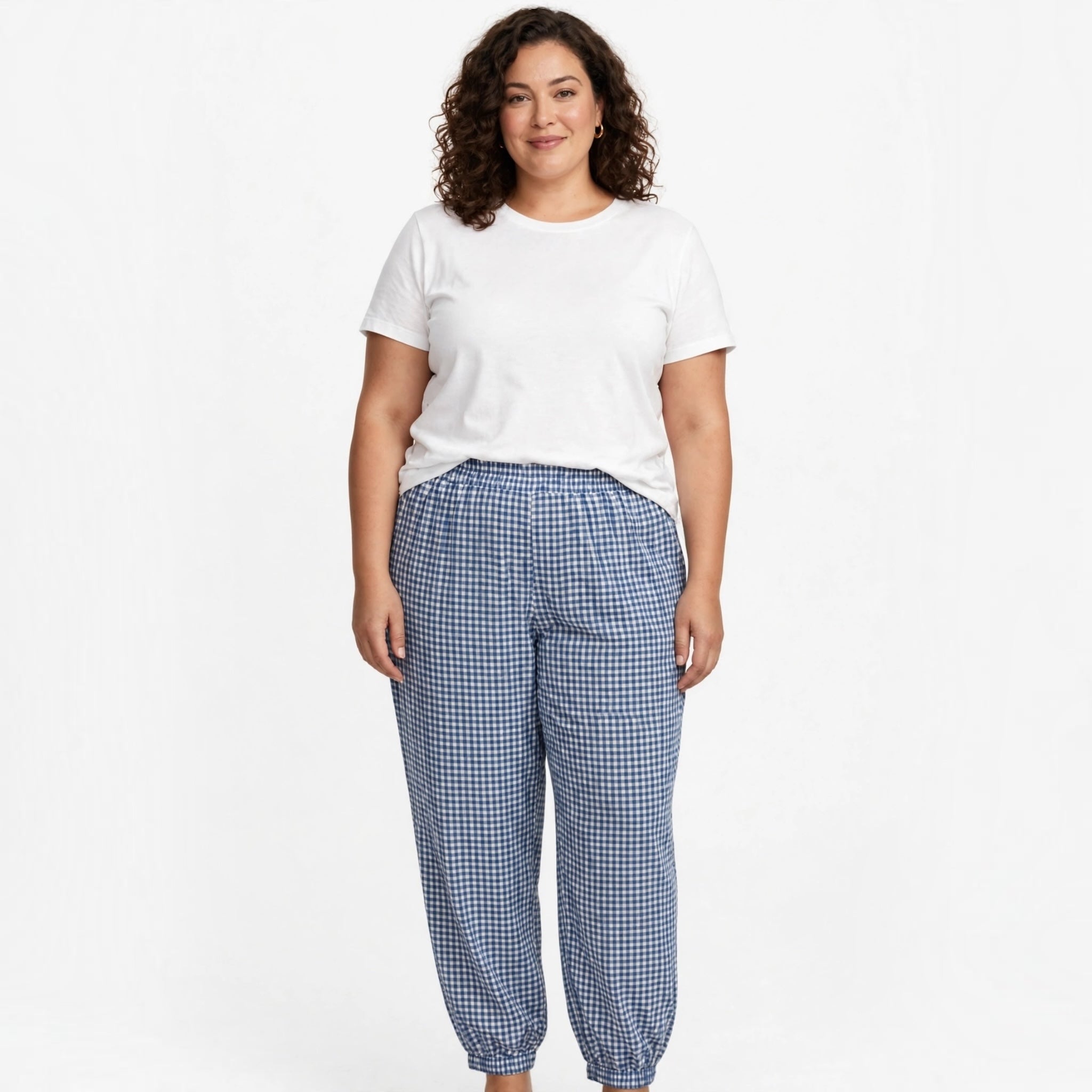 Modelo con pantalones casuales las cucadas de erisa de cuadros vichy azules, corte relajado y bajos elásticos