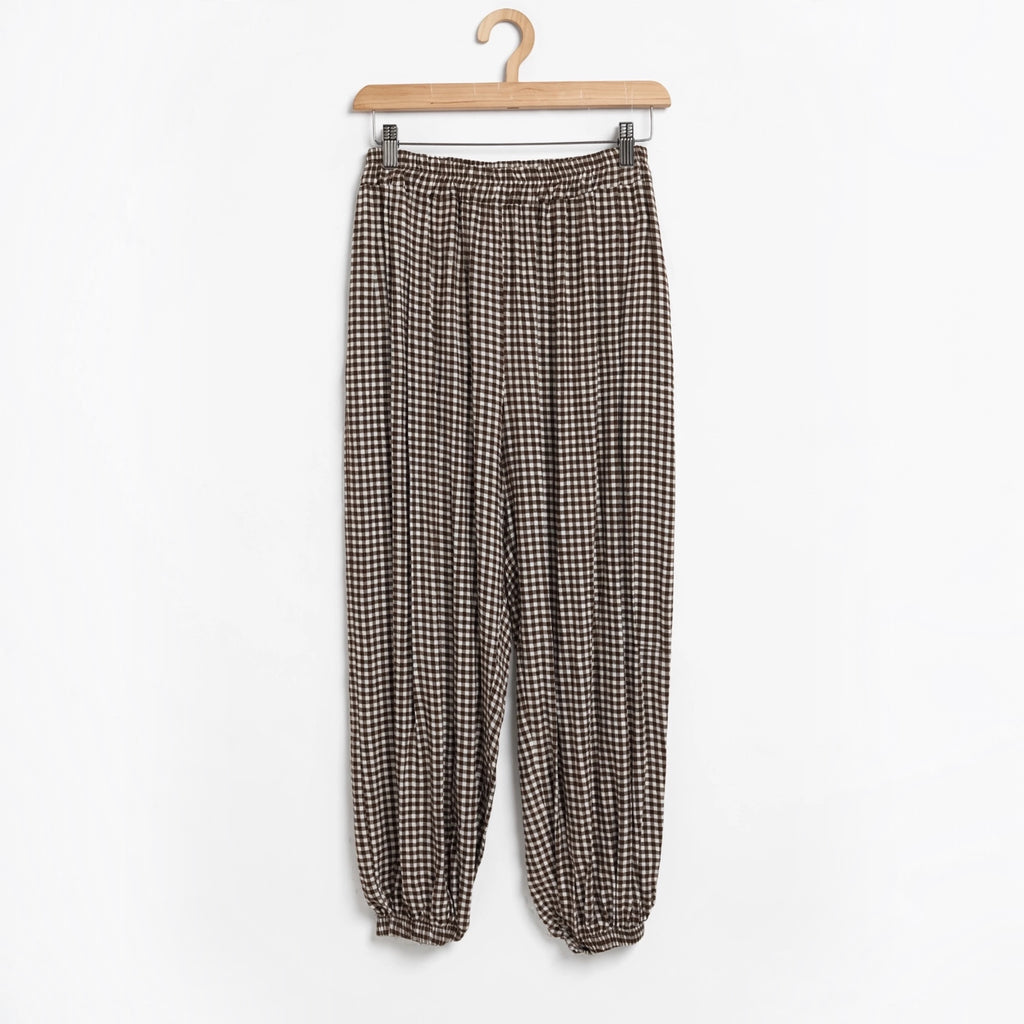 Pantalones casuales las cucadas de erisa de corte relajado con estampado de cuadros vichy en tonos marrones y cintura elástica.