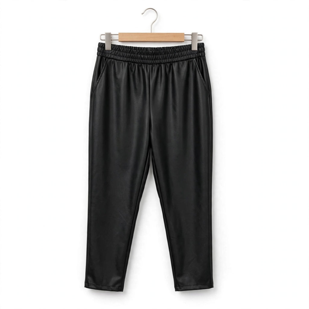 Pantalones las cucadas de erisa negros de cuero sintético con cintura elástica y bolsillos laterales en percha