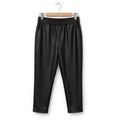 Pantalones las cucadas de erisa negros de cuero sintético con cintura elástica y bolsillos laterales en percha