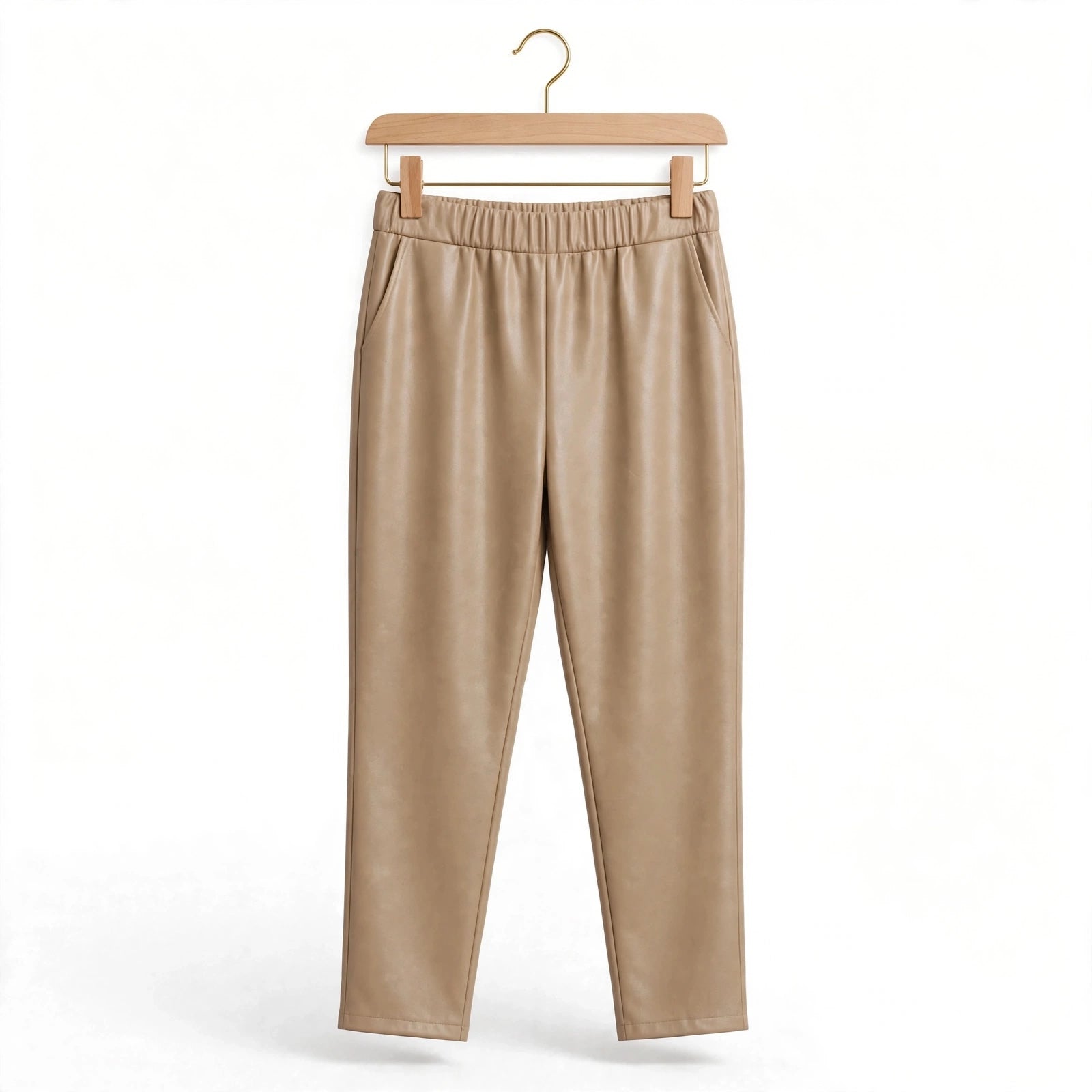 Pantalones las cucadas de erisa de efecto piel en color beige con cintura elástica y bolsillos laterales en percha