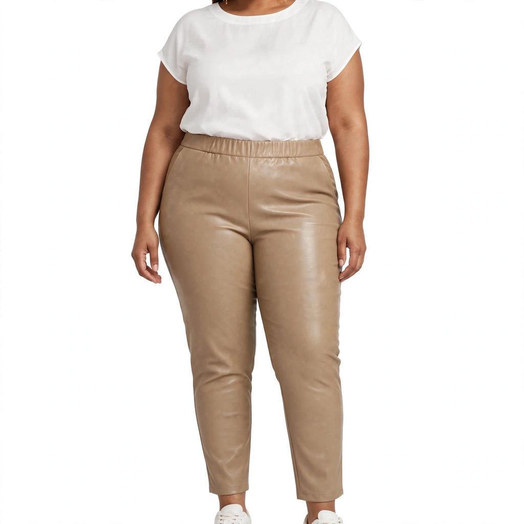 Modelo vistiendo pantalones las cucadas de erisa de efecto piel en color beige con cintura elástica y bolsillos