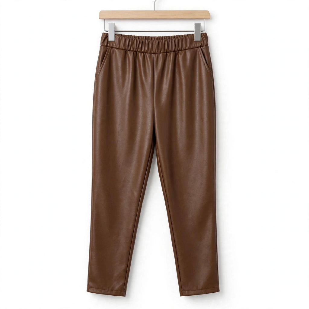 Pantalones de efecto piel marrón chocolate de las cucadas de erisa con cintura elástica y bolsillos laterales.