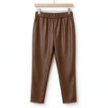 Pantalones de efecto piel marrón chocolate de las cucadas de erisa con cintura elástica y bolsillos laterales.