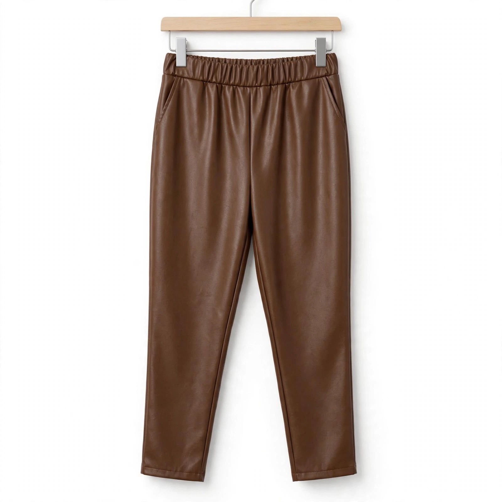 Pantalones de efecto piel marrón chocolate de las cucadas de erisa con cintura elástica y bolsillos laterales.