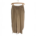 Pantalones holgados las cucadas de erisa en color arena con cintura elástica, cordón ajustable y bolsillos laterales.