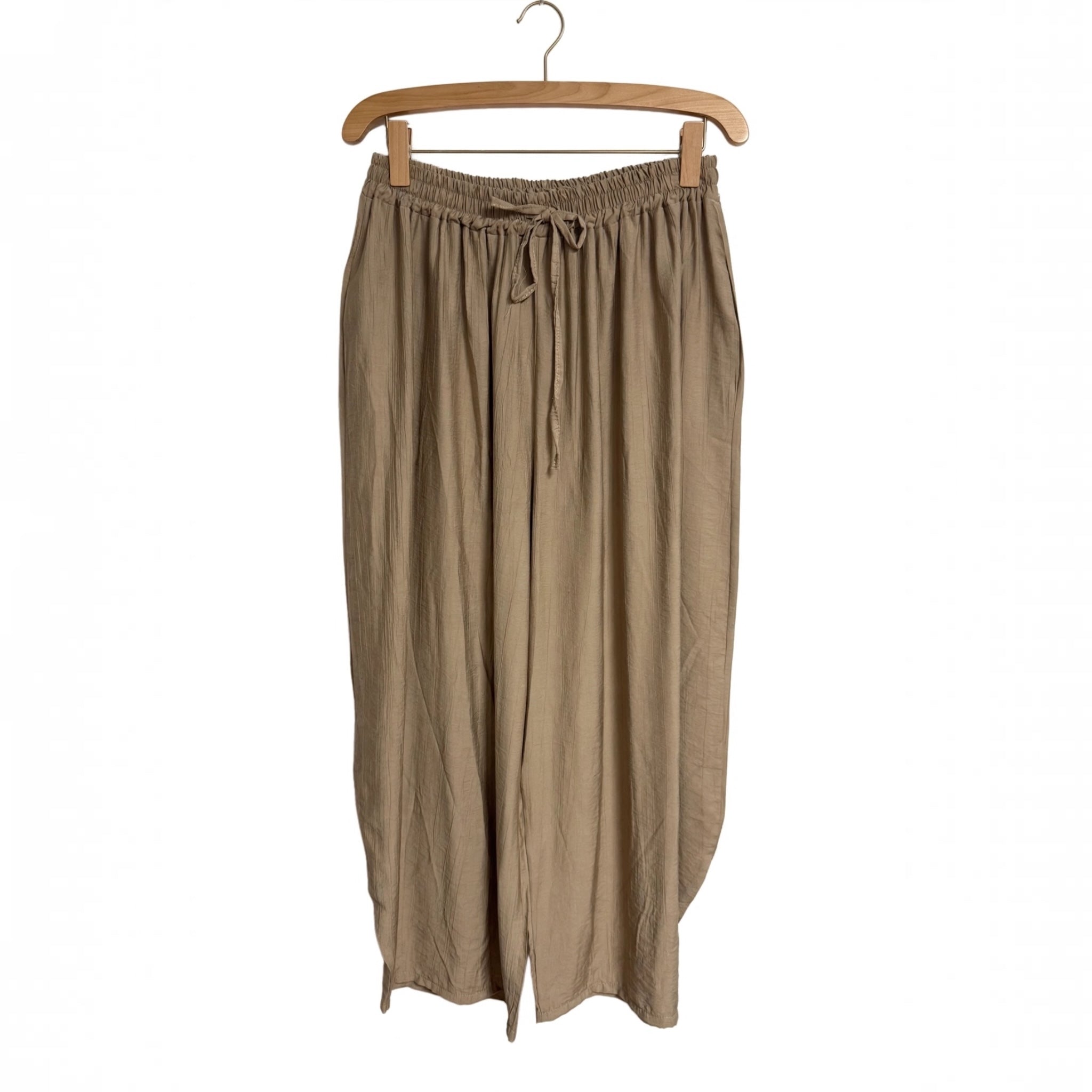 Pantalones holgados las cucadas de erisa en color arena con cintura elástica, cordón ajustable y bolsillos laterales.