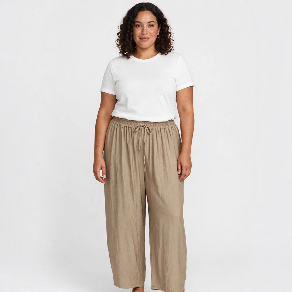 Modelo vistiendo pantalones holgados las cucadas de erisa color arena con cintura elástica y cordón ajustable