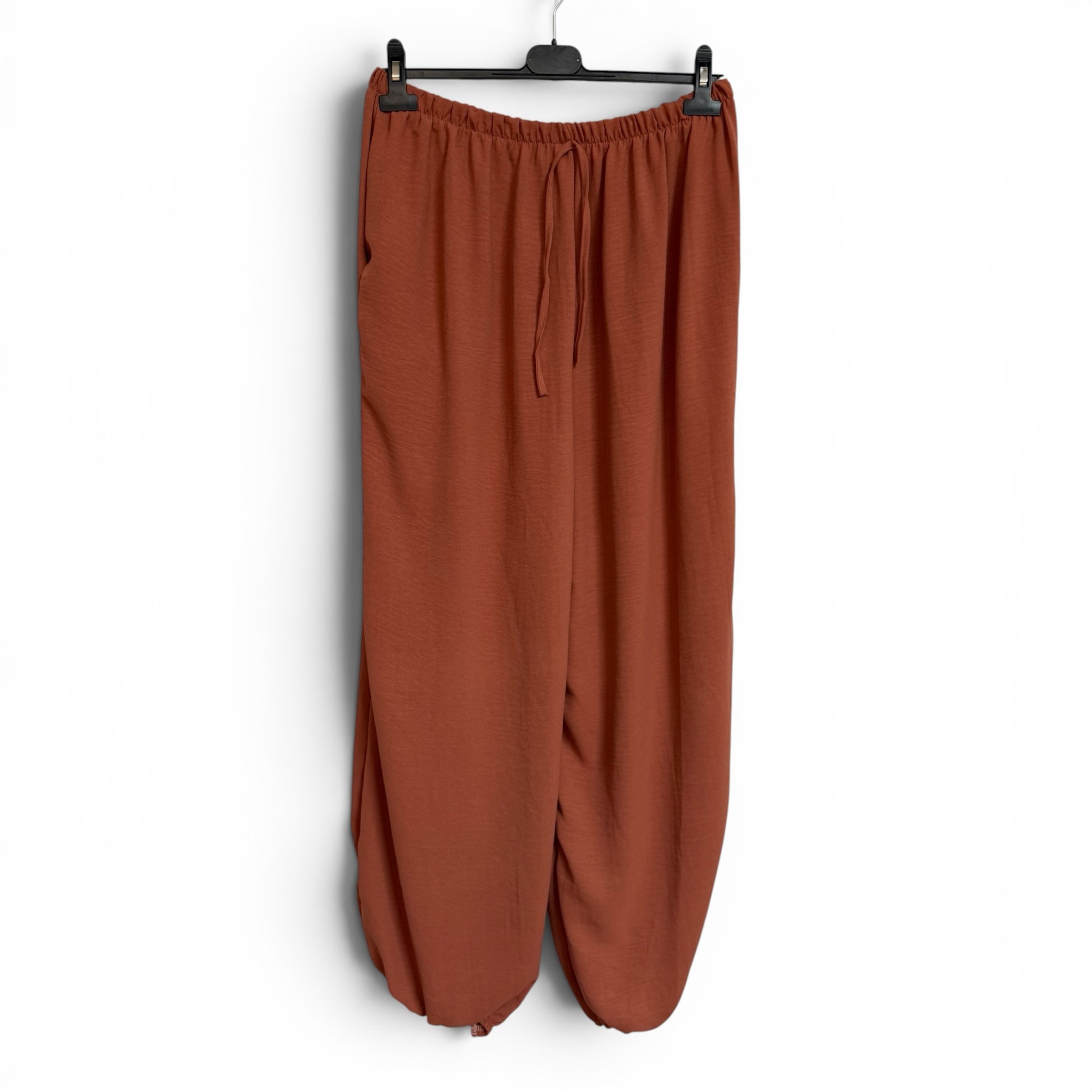 Pantalones holgados color terracota de las cucadas de erisa con cintura elástica, cordón ajustable y tejido ligero.