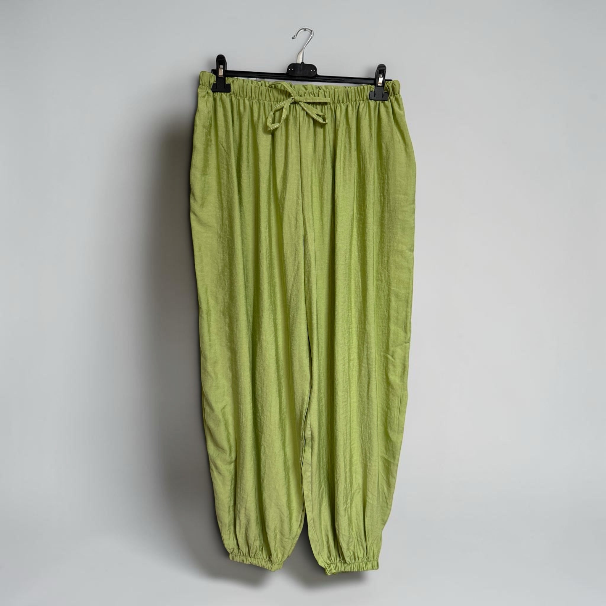Pantalones jogger holgados verde lima de las cucadas de erisa con cintura elástica, cordón y bajos ajustados.
