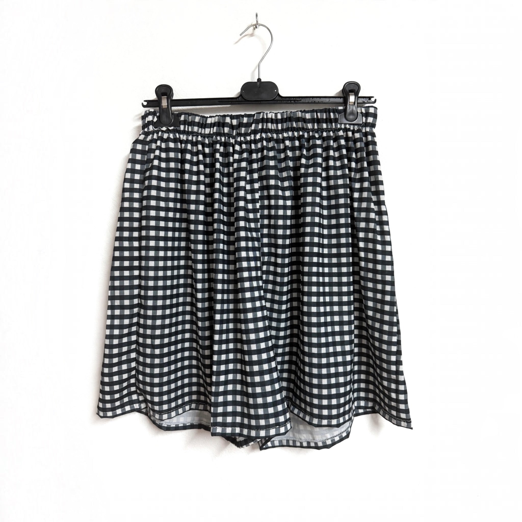 Pantalones cortos de cuadros vichy en blanco y negro con cintura elástica de las cucadas de erisa