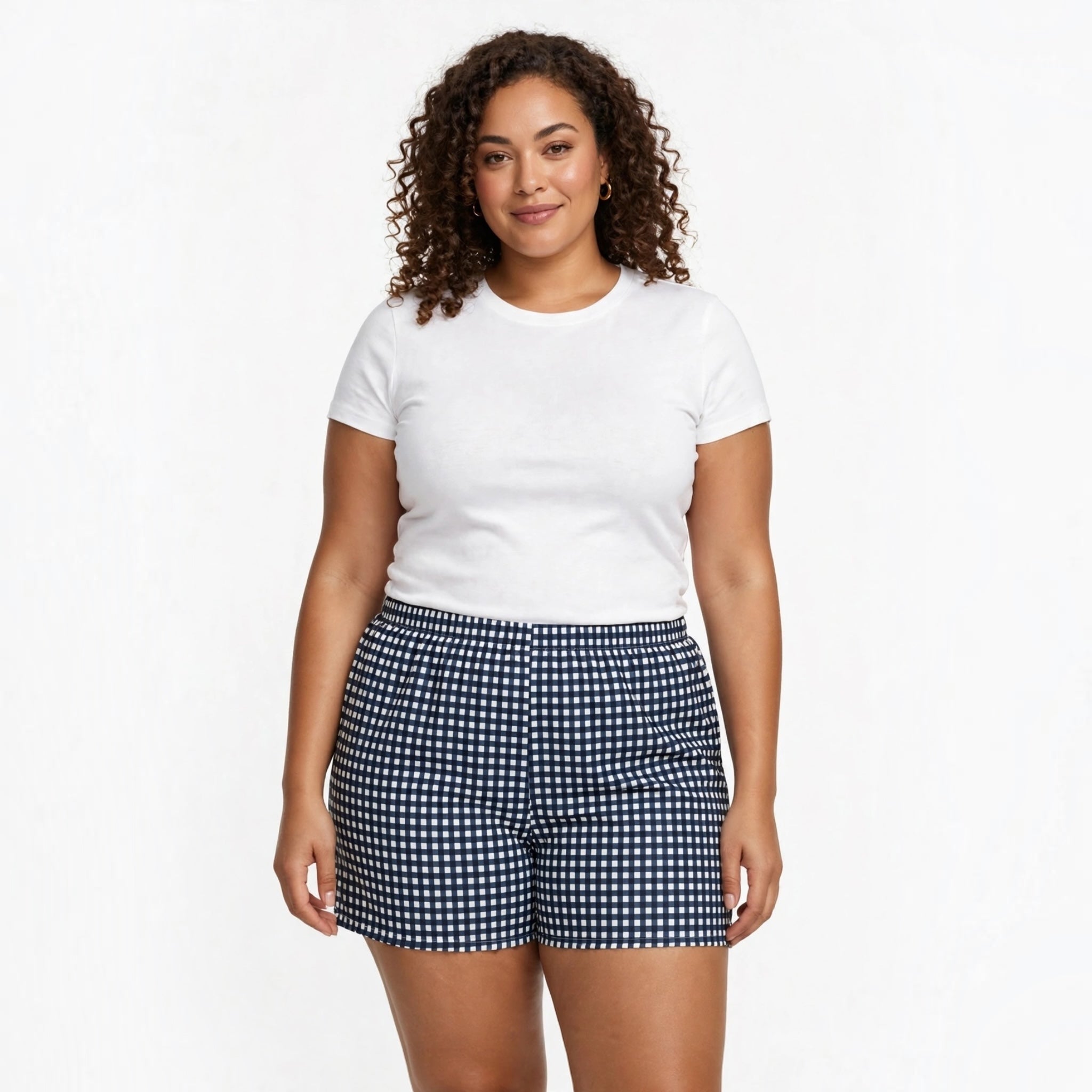Modelo con pantalones cortos de cuadros vichy azul marino y blanco de las cucadas de erisa con cintura elástica