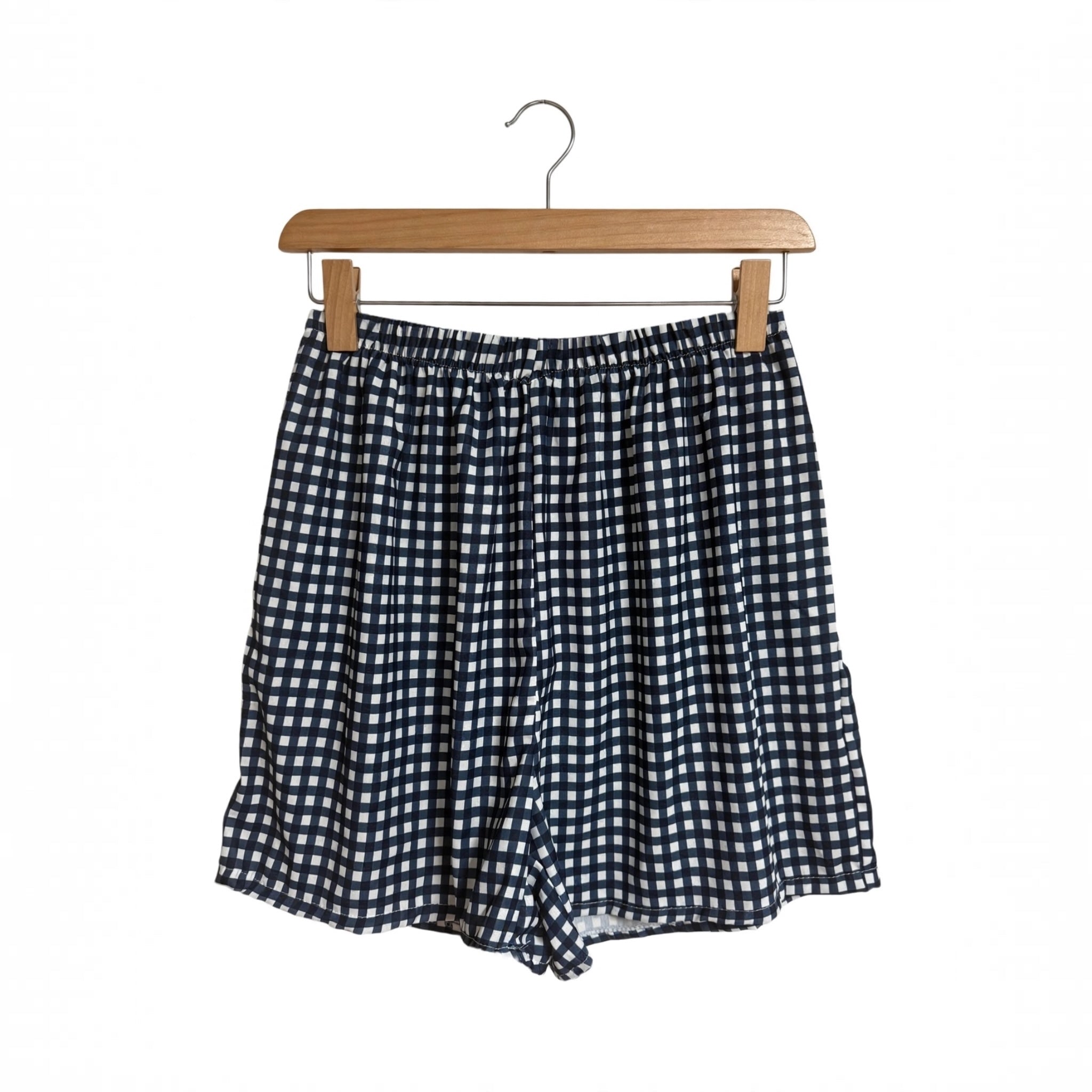 Shorts de cuadros vichy en azul marino y blanco de las cucadas de erisa con cintura elástica y tejido ligero.