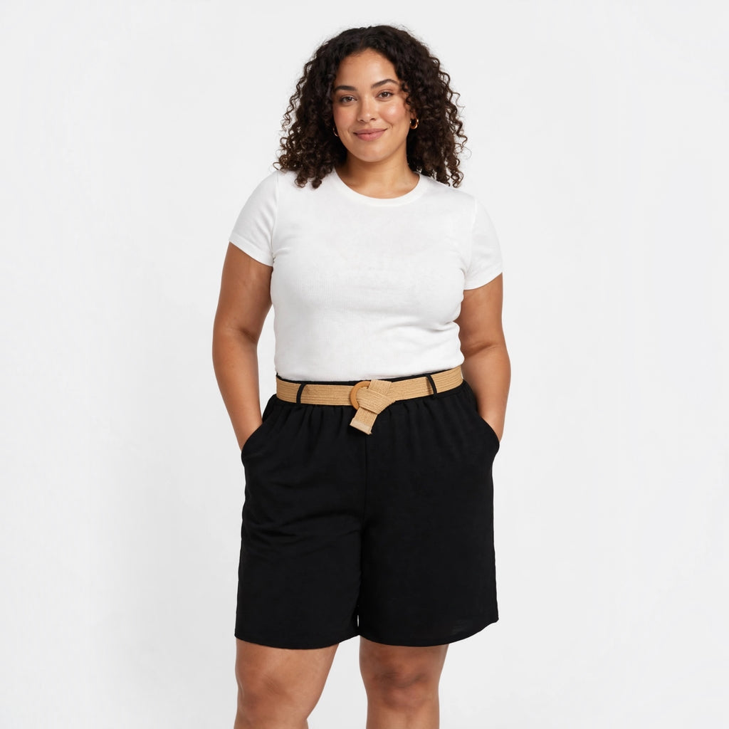Modelo con shorts negros fluidos de las cucadas de erisa, tiro medio, bolsillos y cinturón de rafia natural.