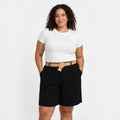 Modelo con shorts negros fluidos de las cucadas de erisa, tiro medio, bolsillos y cinturón de rafia natural.