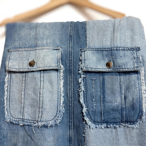 Sobrecamisa de mezclilla las cucadas de erisa con diseño patchwork, bolsillos frontales y bordes deshilachados en azul