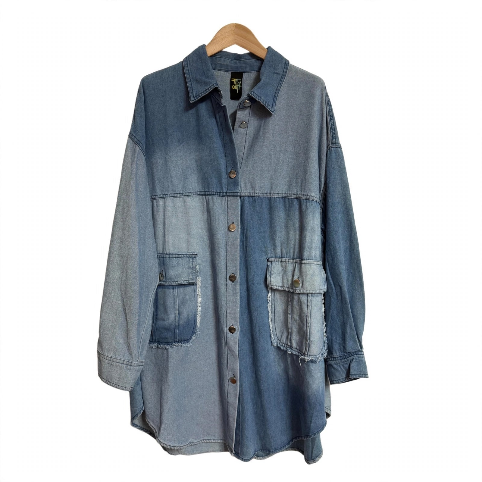 Sobrecamisa larga de mezclilla las cucadas de erisa con diseño patchwork en tonos azules y bolsillos frontales