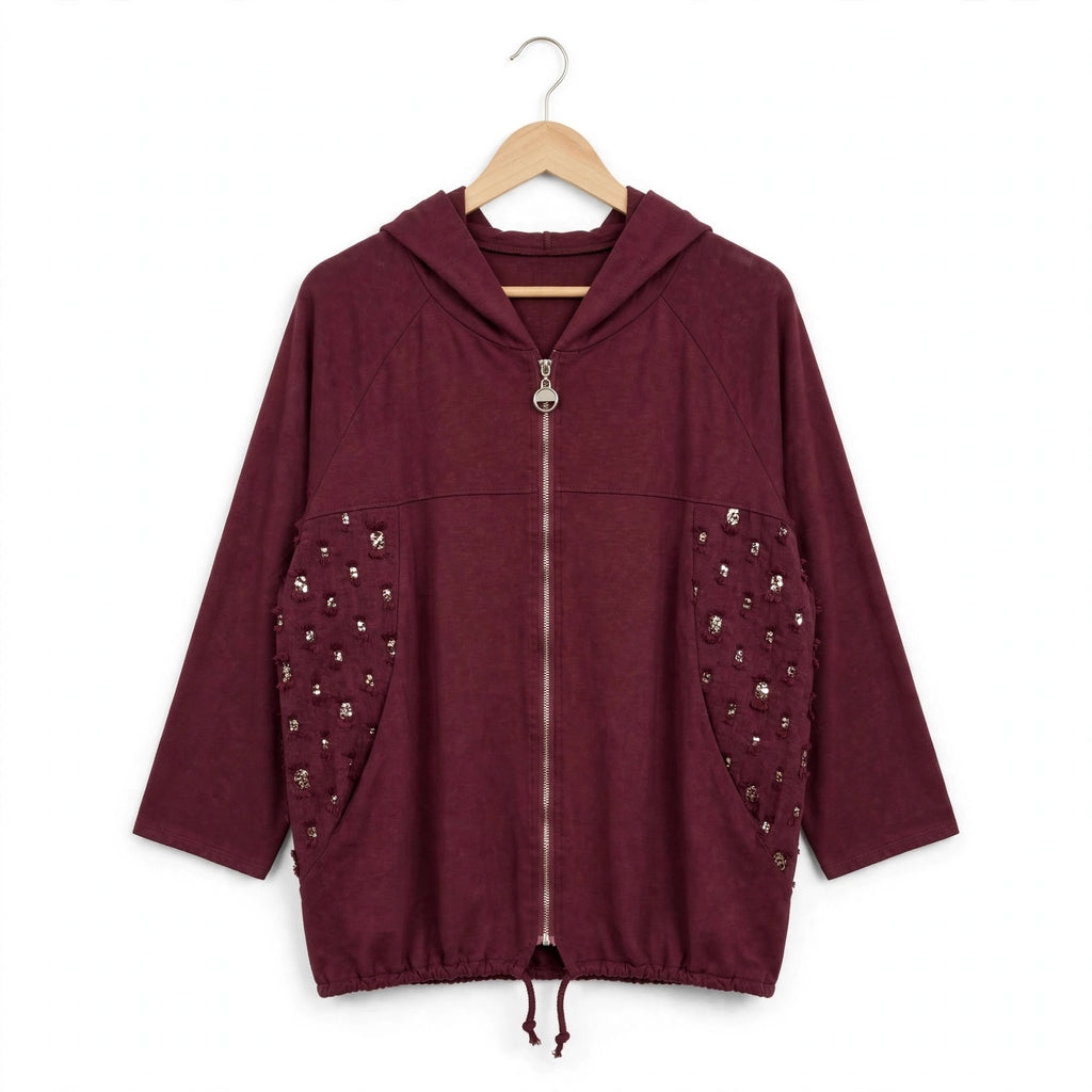 Sudadera burdeos las cucadas de erisa con capucha, cremallera, mangas tres cuartos y paneles laterales de lentejuelas.