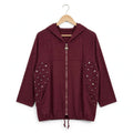Sudadera burdeos las cucadas de erisa con capucha, cremallera, mangas tres cuartos y paneles laterales de lentejuelas.