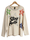 Sudadera las cucadas de erisa color crema con estrellas bordadas, glitter plateado y mensaje Stay Positive en relieve
