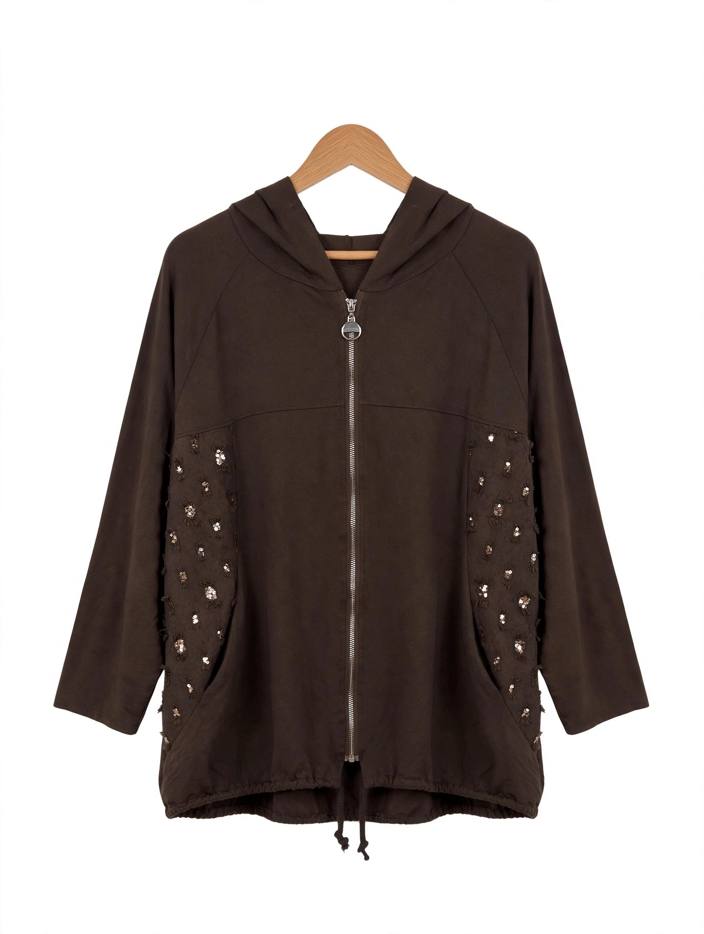 Sudadera las cucadas de erisa marrón chocolate con cremallera, paneles de lentejuelas y bajo ajustable con cordón.