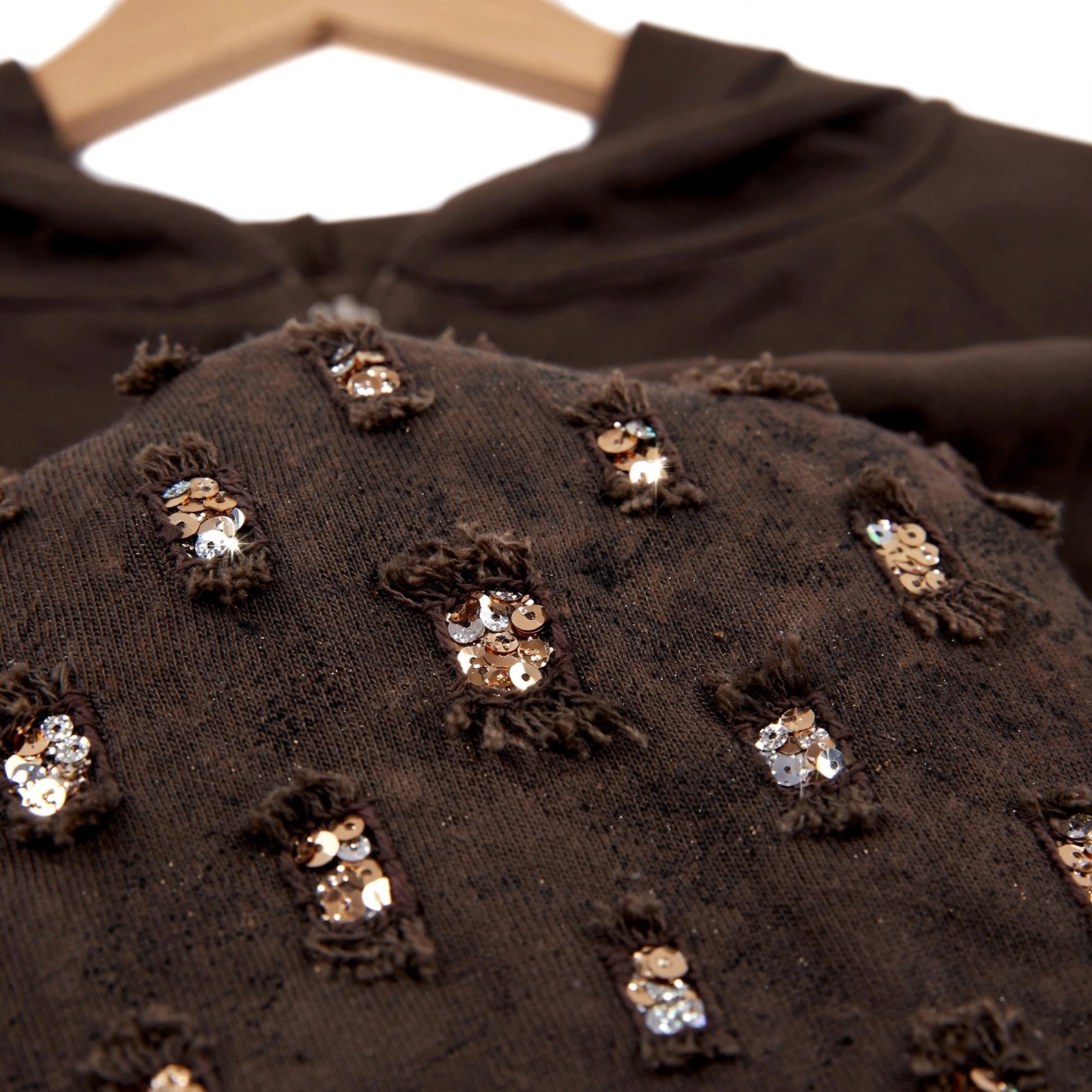 Sudadera marrón chocolate las cucadas de erisa con capucha, cremallera y detalles de lentejuelas y acabado desflecado.