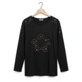 Sudadera negra las cucadas de erisa con aplique floral de lentejuelas y detalles brillantes en los hombros