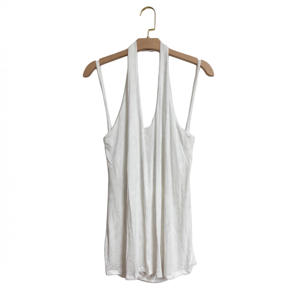 Top halter blanco de las cucadas de erisa con escote en V y espalda descubierta en percha de madera